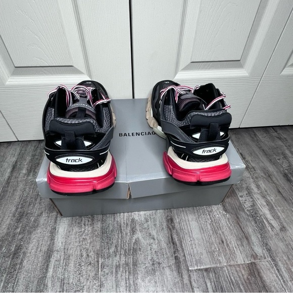 Track Balenciaga’s - Picture 1 of 4